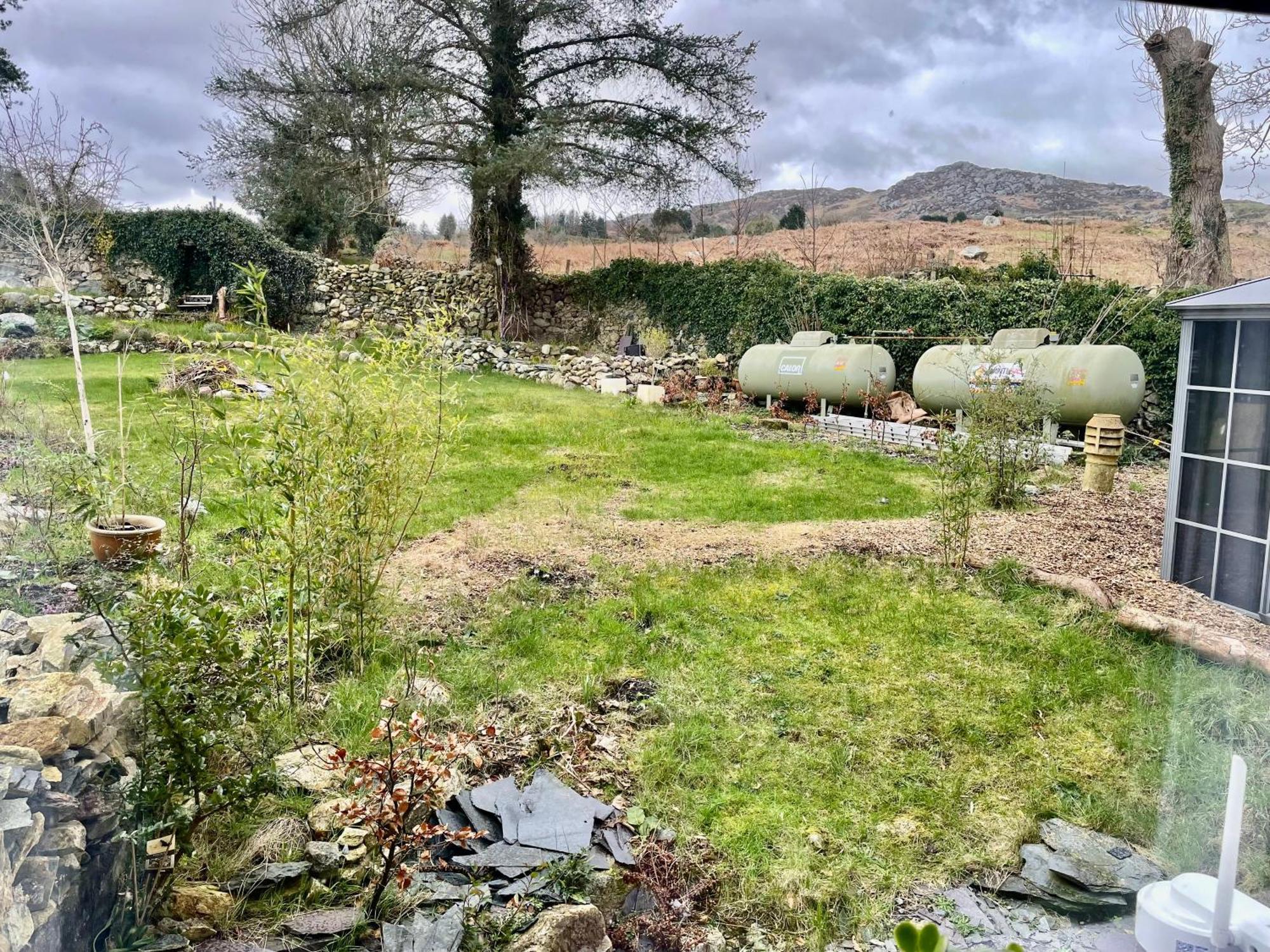 Spacious 3 Bedroom Garden Apartment In Snowdonia National Park Garndolbenmaen エクステリア 写真